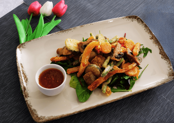 Legume Tempura pe pat de salată și sos sweet chilli